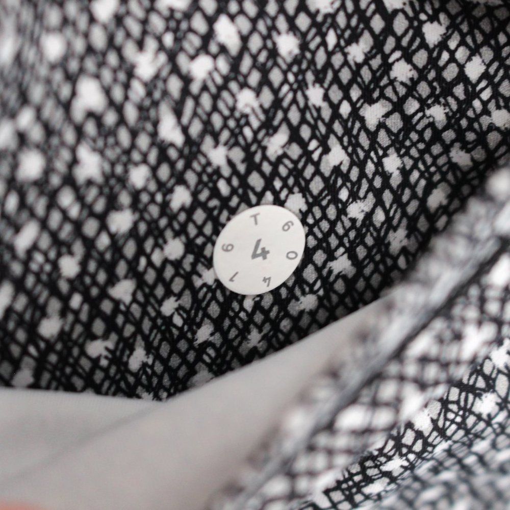 Lululemon Black White Speckled Pattern Cropped Legging Side Pockets size 4 Small - Picture 6 of 6